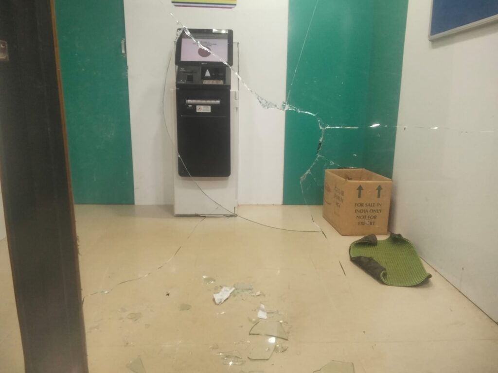 रोहांसी में जिला सहकारी बैंक का एटीएम कक्ष असुरक्षित, अज्ञात व्यक्ति ने रात में तोड़ा कांच