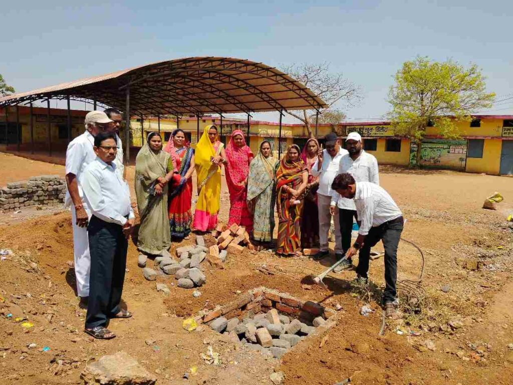 मोर गांव, मोर पानी अभियान के तहत पंचायतों में श्रमदान से बने सोखता गड्ढे