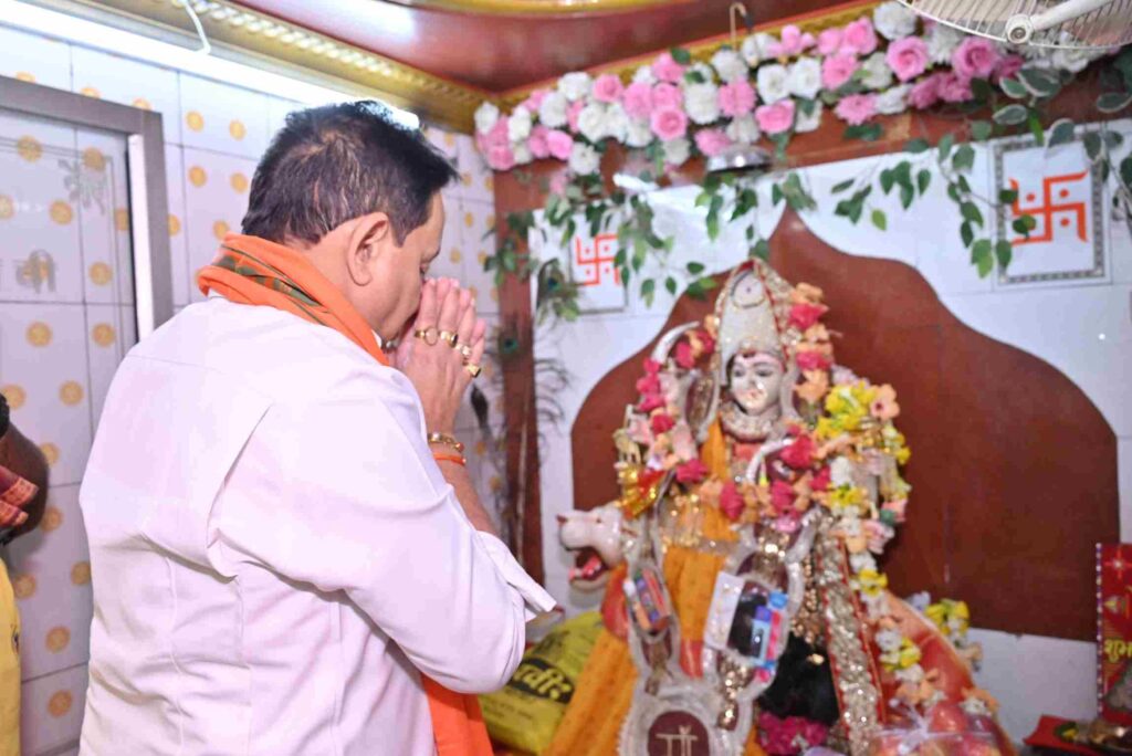 बसना में नवरात्रि की आस्था विधायक डॉ. संपत अग्रवाल ने की माँ जगदंबा की आराधना