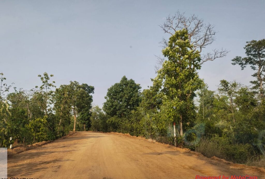 ईई-एसडीओ और इंजीनियरों के संरक्षण में भ्रष्टाचार! घटिया सड़क निर्माण से नाराज़ ग्रामीण