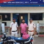 समाधान सेल की सूचना पर कार्रवाई: अवैध शराब बेचते युवक गिरफ्तार, शराब व वाहन जब्त