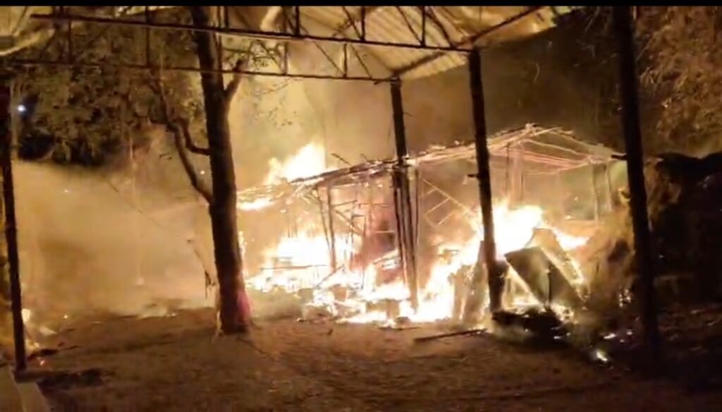 घटारानी धाम में भीषण आग, 8–9 दुकानें जलकर खाक — नवरात्रि से पहले लाखों का नुकसान,