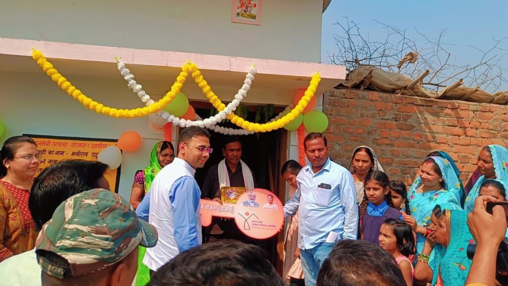 जनचौपाल में जिला कलेक्टर ने सुनी ग्रामीणों की समस्याएं, आवास चाबी वितरण व विकास कार्यों का किया निरीक्षण