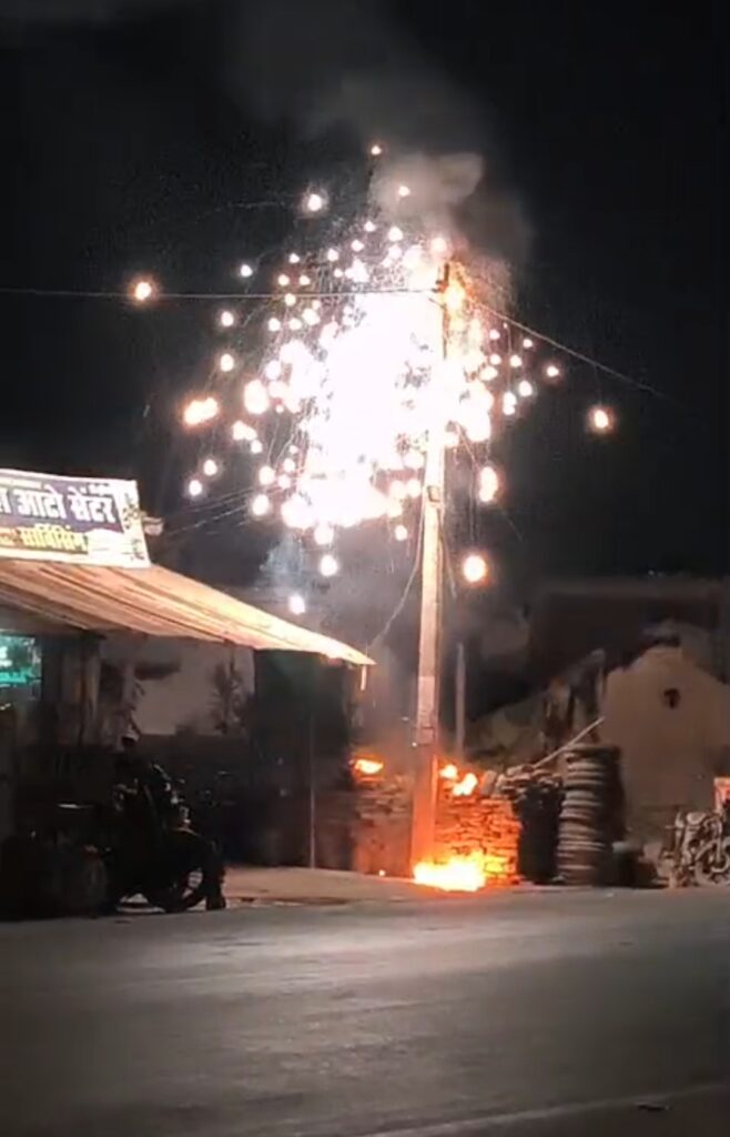 भवानीपुर में बिजली खंभे के केबल में शॉर्ट सर्किट, निकलीं पटाखों जैसी चिंगारियां