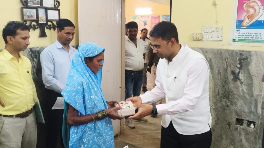 कलेक्टर कुलदीप शर्मा ने सामुदायिक स्वास्थ्य केंद्र कसडोल का किया निरीक्षण  फार्मासिस्ट की व्यवस्था सुधारने व महिला-पुरुष वार्ड अलग संचालित करने के निर्देश