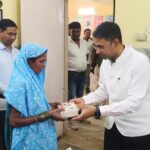 कलेक्टर कुलदीप शर्मा ने सामुदायिक स्वास्थ्य केंद्र कसडोल का किया निरीक्षण  फार्मासिस्ट की व्यवस्था सुधारने व महिला-पुरुष वार्ड अलग संचालित करने के निर्देश