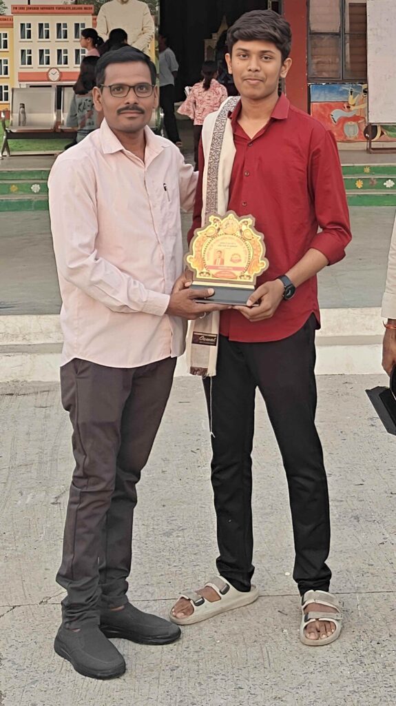 रोहांसी परिक्षेत्र अध्यक्ष उमाशंकर साहू ने लक्ष्यशील को सम्मानित कर उज्ज्वल भविष्य की कामना की