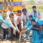 चरौदा ग्राम में डीएमएफ मद से 10 लाख रुपये की लागत से सीसी रोड निर्माण का भूमिपूजन सम्पन्न, जनप्रतिनिधियों व ग्रामीणों की उपस्थिति में कार्य की शुरुआत की गई।