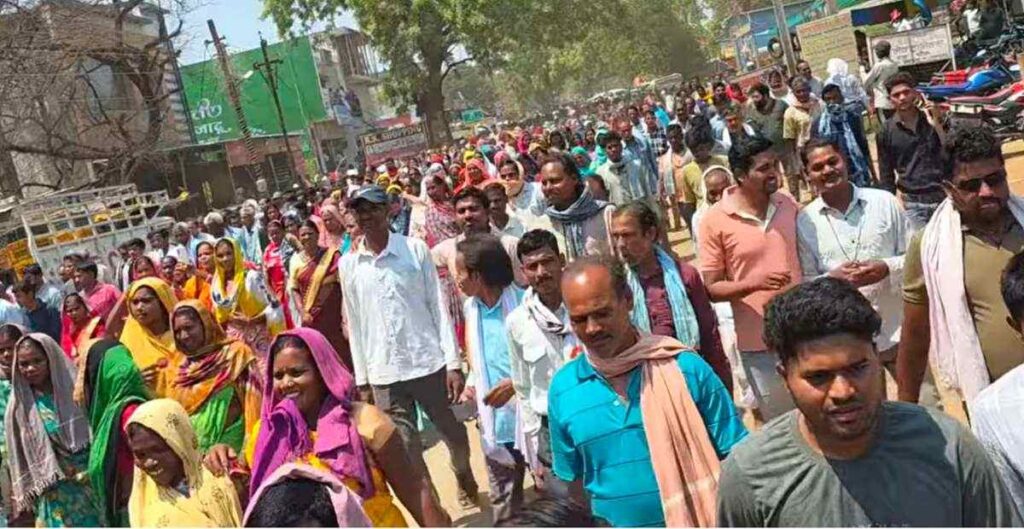 सारंगढ़ में चूना पत्थर खदान के खिलाफ उग्र प्रदर्शन, बैरिकेड तोड़ कलेक्ट्रेट का घेराव