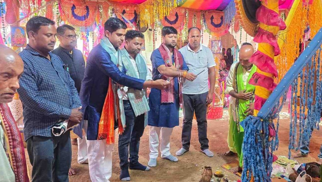 सोलह प्रहरी हरिनाम यज्ञ में शामिल हुए जनपद सभापति प्रकाश सिन्हा  