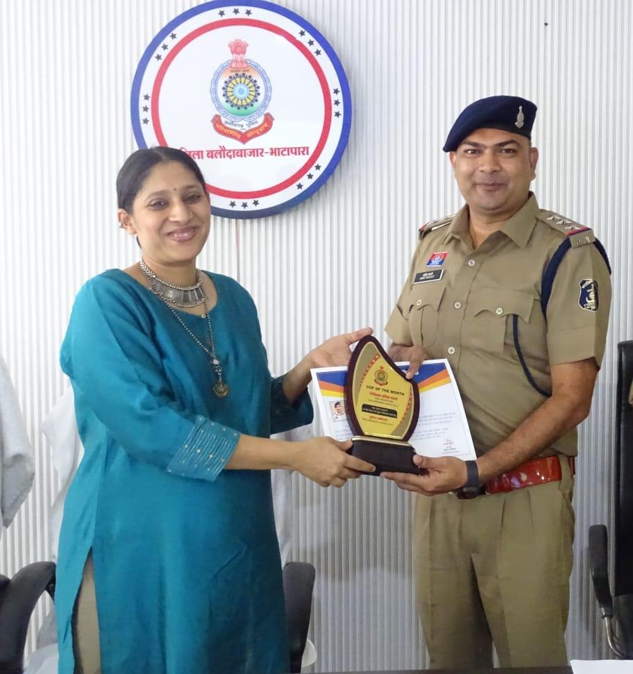 अंतरराज्यीय सट्टा गिरोह का पर्दाफाश करने वाली पुलिस टीम बनी ‘COP OF THE MONTH’, एसपी भावना गुप्ता ने किया सम्मानित