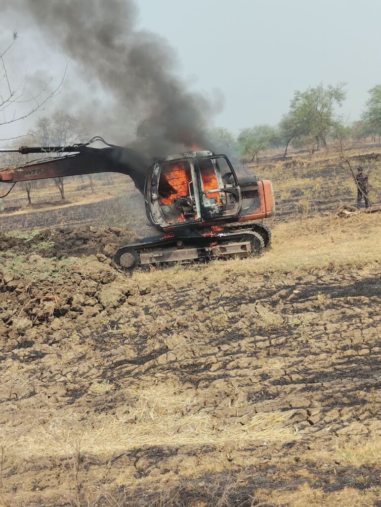 करदा गांव में जेसीबी मशीन में लगी आग, चालक की सूझबूझ से टला बड़ा हादसा