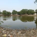 नेंगी तालाब के पास चार बोर होने के बाद भी तालाब सूखा, गंदे पानी में स्नान करने को विवश शहरवासी