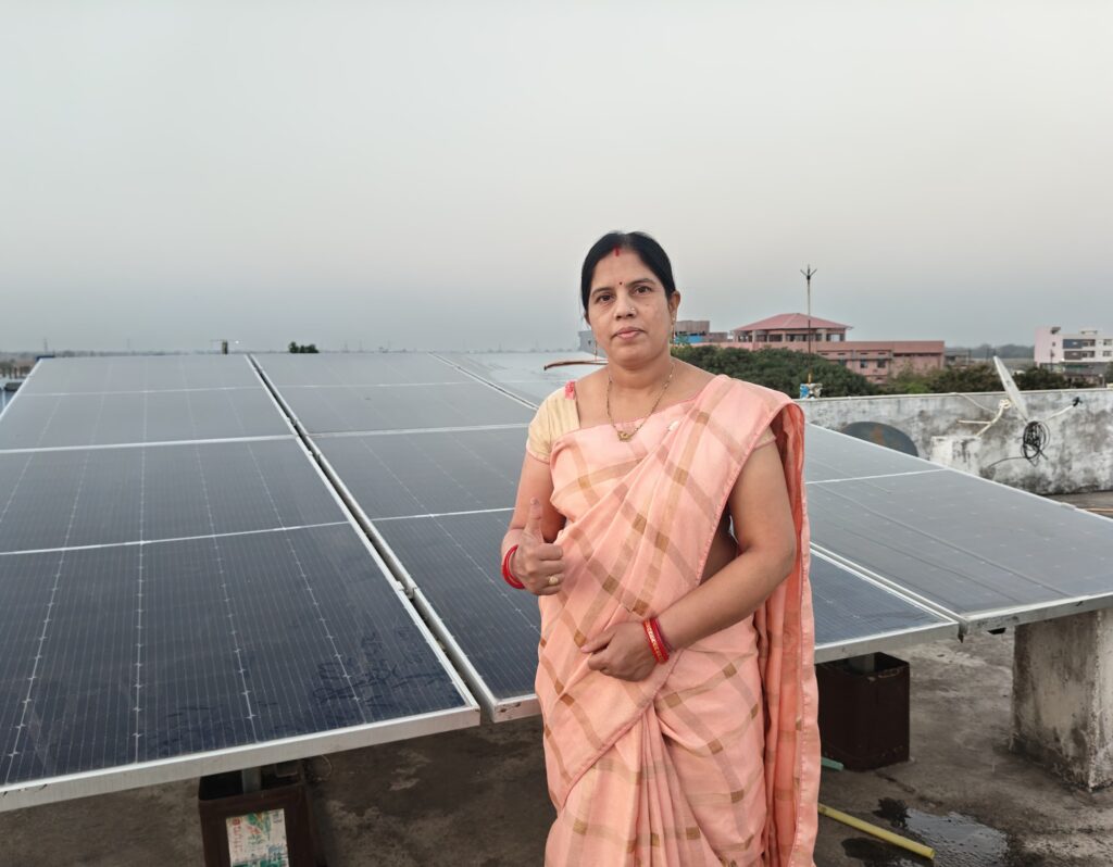 सोलर पैनल से बदली जिंदगी: देवश्री साहू बनीं आत्मनिर्भर, बिजली बिल हुआ शून्य