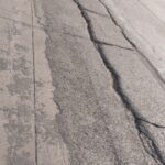 NH-49 पर मौत का जाल: बीच सड़क में गहरी दरारें, रोज हादसे… क्या बड़ी अनहोनी के बाद जागेगा प्रशासन?