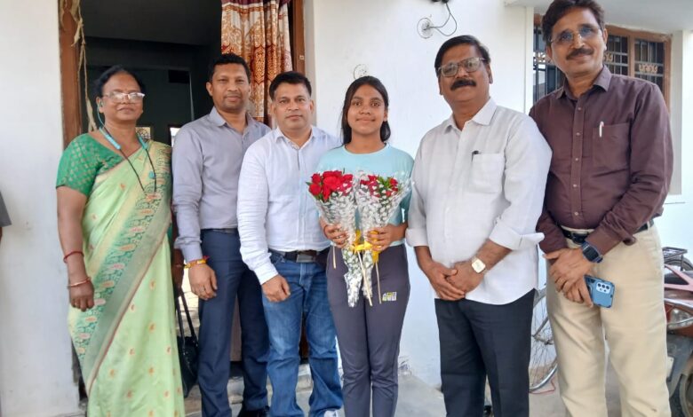 रावणसिंघी की बेटी विद्यारानी साहू ने रचा इतिहास, 12वीं बोर्ड में 96.40 % अंक के साथ प्रदेश की टॉप-10 लिस्ट में बनाई जगह,