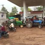 आज सुबह रोहांसी पेट्रोल पंप में 1 किलोमीटर लंबी कतार, किसान और राहगीर परेशान  , ट्रैक्टरों की भीड़ से यातायात प्रभावित, वीडियो सोशल मीडिया में वायरल