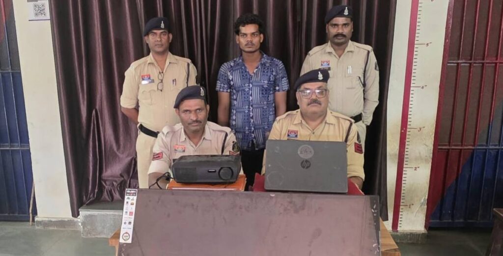 स्कूल में चोरी करने वाले 2 नाबालिग समेत 3 आरोपी गिरफ्तार, 80 हजार का सामान बरामद