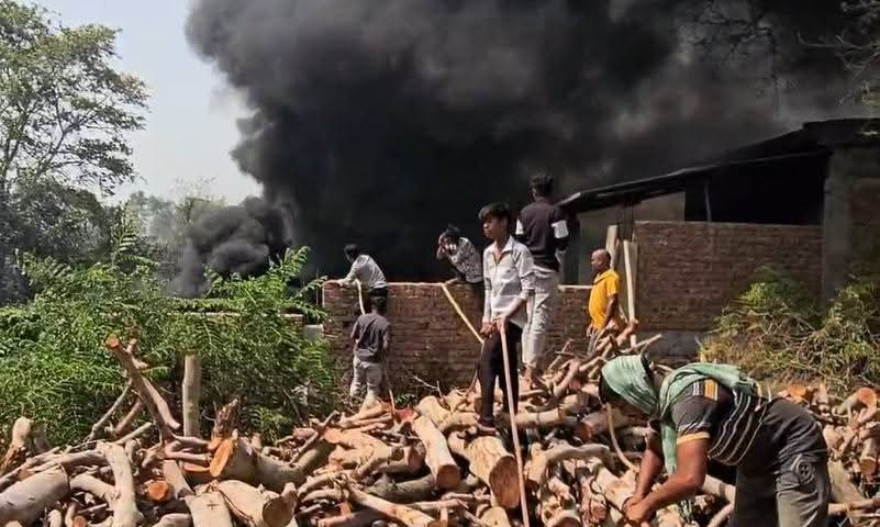 लापरवाही की आग: हसौद में कबाड़ी दुकान में भीषण आग, लाखों का कबाड़ जलकर खाक