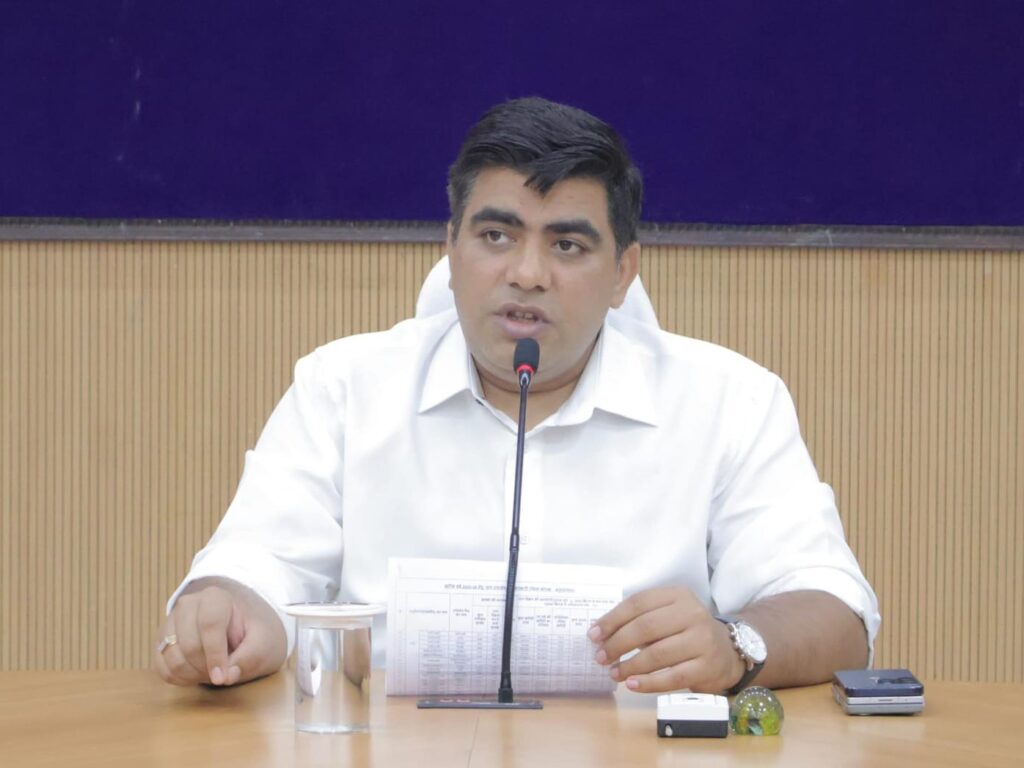 जनता के काम में सुस्ती बर्दाश्त नहीं,कलेक्टर कुणाल दुदावत ने अधिकारियों को दी सख्त चेतावनी