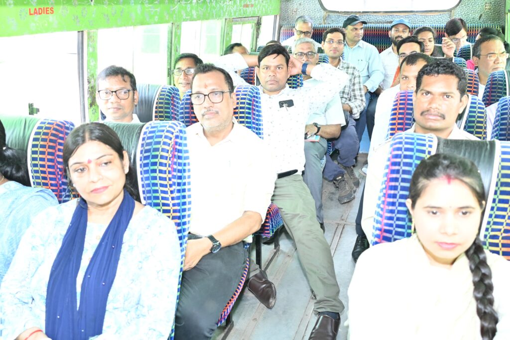 सुशासन तिहार में अधिकारियों ने पूल वाहन से पहुंचकर दिया जनसेवा और समन्वय का संदेश