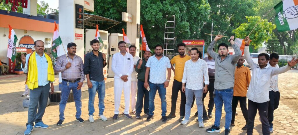 रामपुर में पेट्रोल-डीजल संकट एवं महंगाई के खिलाफ कांग्रेस का धरना, सरकार पर साधा निशाना