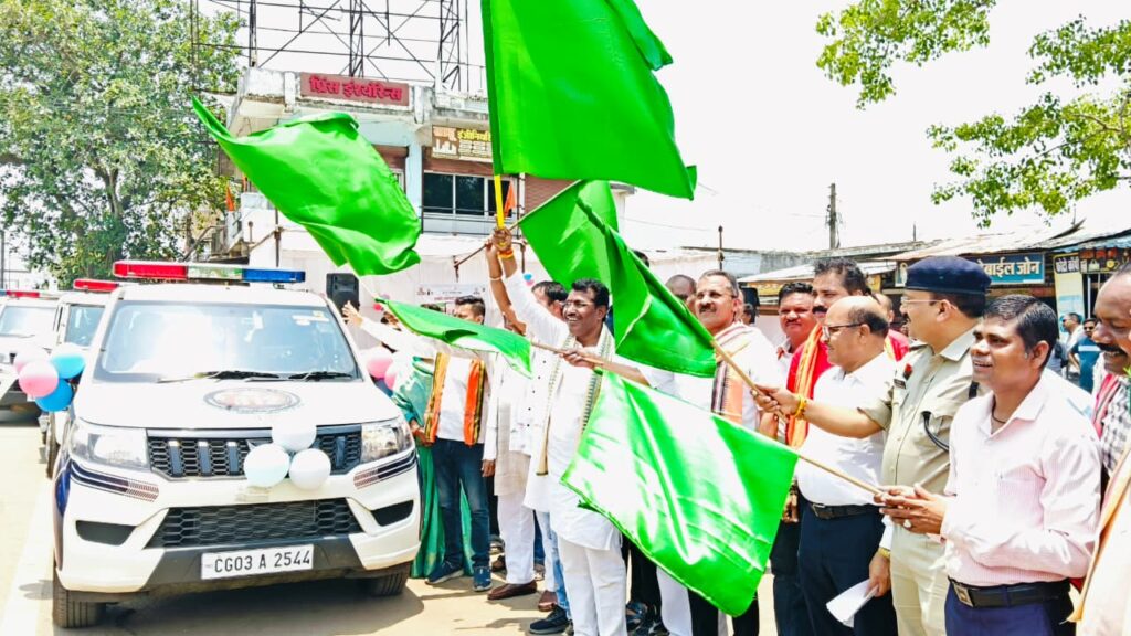 राजिम विधायक रोहित साहू के द्वारा गरियाबंद पुलिस को प्रदाय डायल 112 के 08 गाडियों को हरी झण्डी दिखा कर रवाना किया गया,