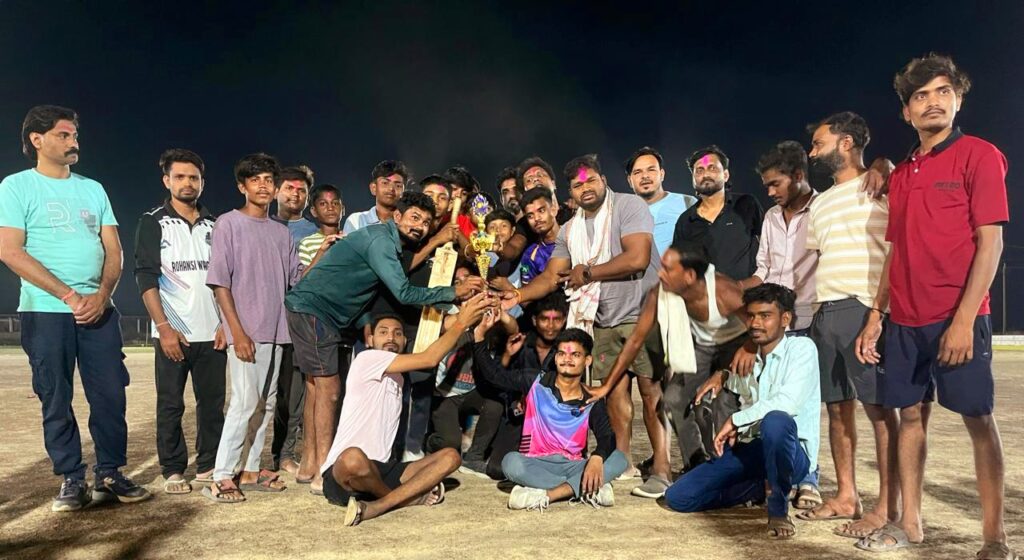 रोहांसी में क्रिकेट का रोमांच चरम पर, वार्ड 3 ने दमदार प्रदर्शन कर जीता खिताब, पुष्कर सागर बने मैन ऑफ द सीरीज