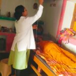 धूप 45 डिग्री… लेकिन सेवा में नहीं रुके कदम: गांव-गांव पहुंच रहीं CHO धनेश्वरी, घर जाकर चढ़ा रहीं ड्रिप