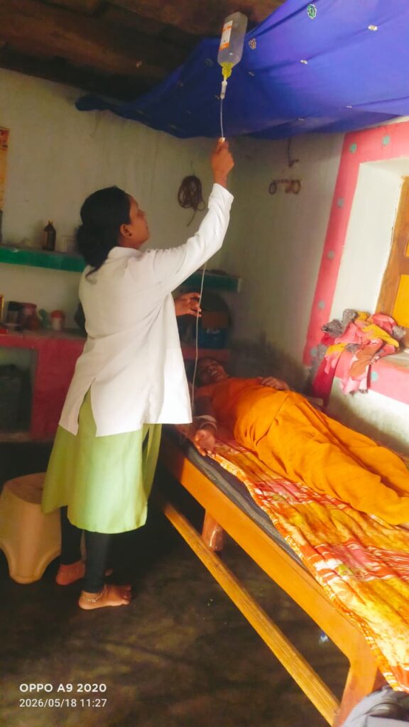 धूप 45 डिग्री… लेकिन सेवा में नहीं रुके कदम: गांव-गांव पहुंच रहीं CHO धनेश्वरी, घर जाकर चढ़ा रहीं ड्रिप