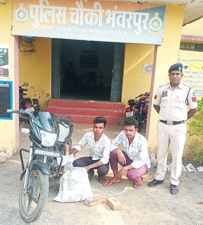 महासमुंद पुलिस की बड़ी कार्रवाई: सलखंड, सिवनीकला और पतेरापाली में अवैध महुआ शराब पर रेड, 4 आरोपी गिरफ्तार