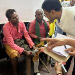 कलेक्टर ने दिव्यांग को प्रदान किया कृत्रिम पैर