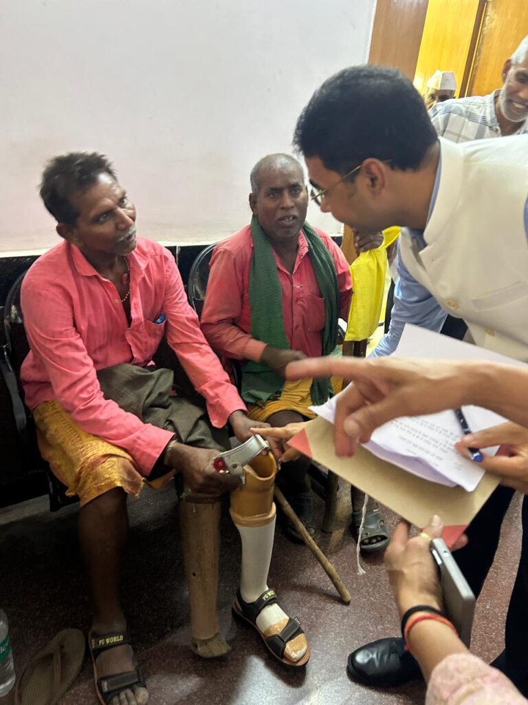 कलेक्टर ने दिव्यांग को प्रदान किया कृत्रिम पैर
