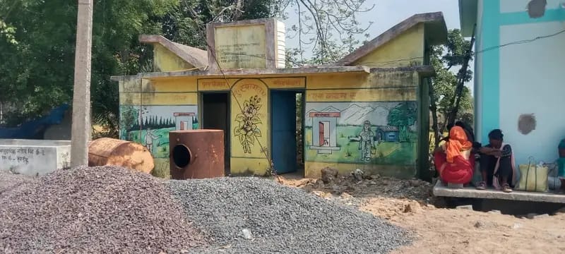 3.5 लाख का शौचालय बना शोपीस, ग्रामीणों में नाराजगी