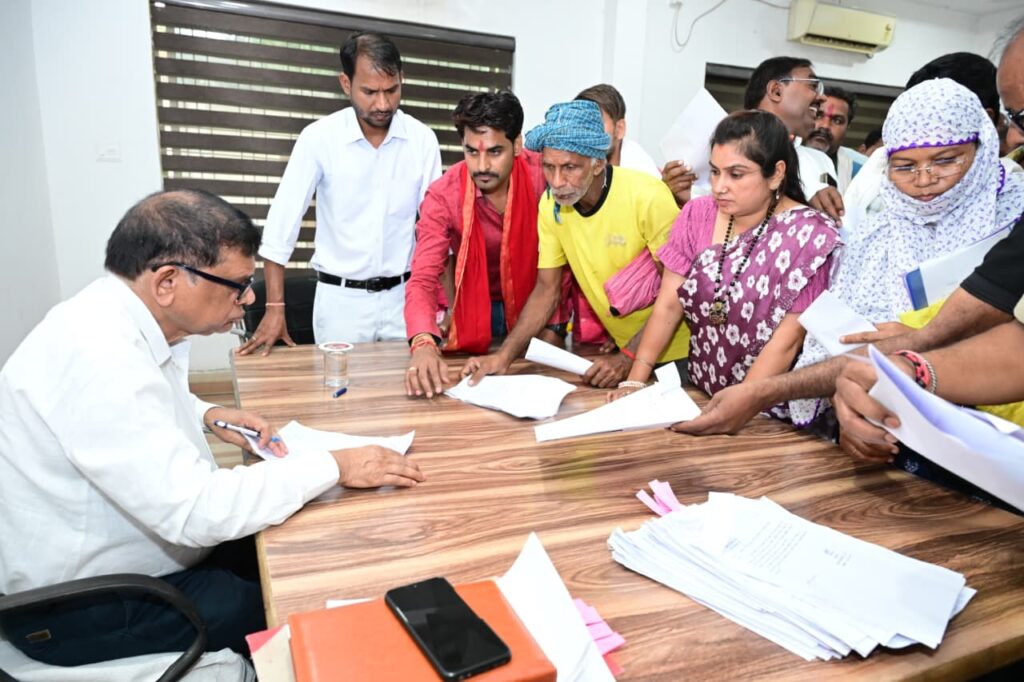 बिलासपुर जनदर्शन में गूंजे आवास, राशन कार्ड और मुआवजे के मुद्दे, अपर कलेक्टर ने दिए त्वरित कार्रवाई के निर्देश