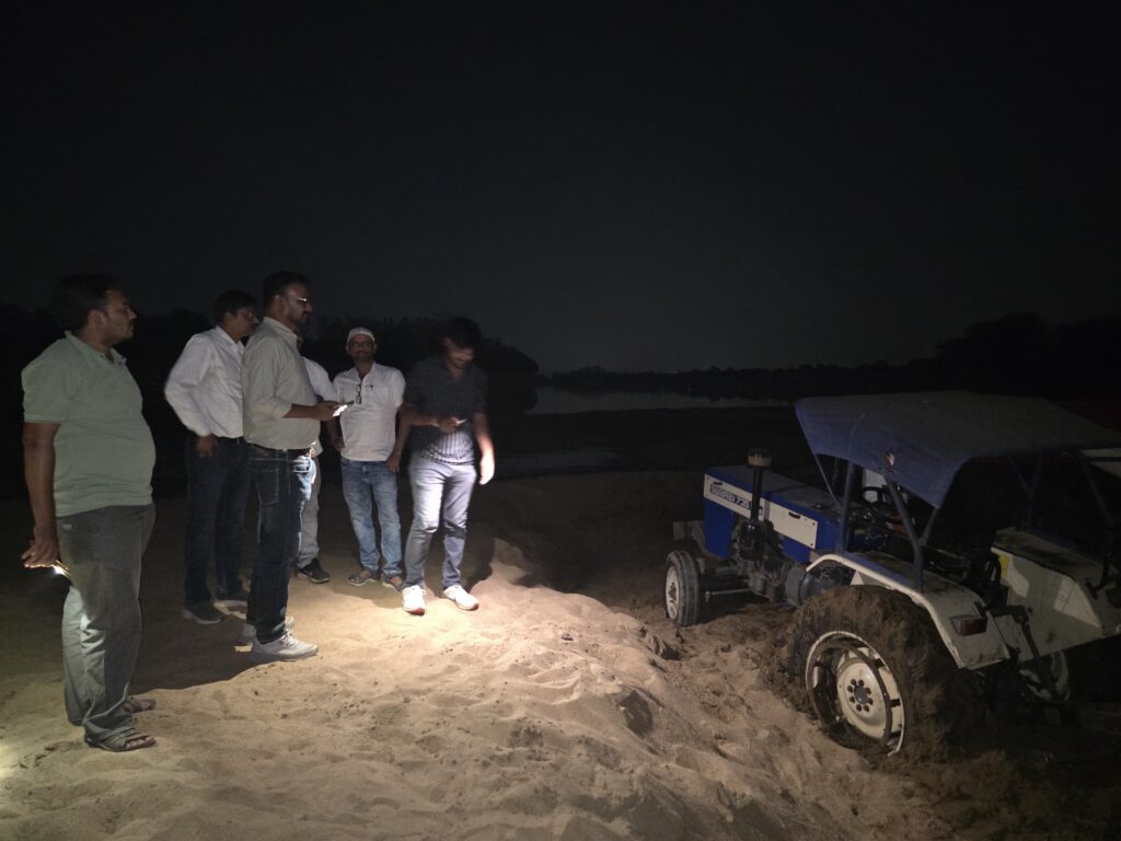 अवैध रेत भंडारण पर प्रशासन का बड़ा एक्शन, 88 ट्रैक्टर रेत और वाहन जब्त
