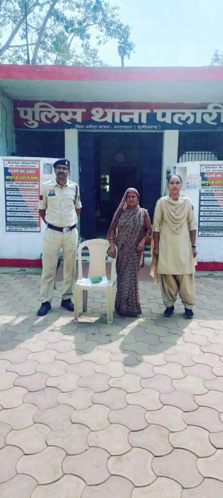 पान-गुटखा ठेले में गांजा बेचने वाली महिला गिरफ्तार छोटे-छोटे पुड़िया बनाकर अवैध मादक पदार्थ गांजा की कर रही थी बिक्री