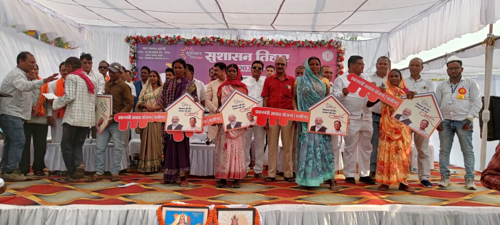 दतरेंगी शिविर में 385 आवेदनों का मौके पर ही निराकरण जनप्रतिनिधियों ने विभिन्न योजनाओं के तहत हितग्राहियों को वितरित की सामग्री एवं चेक