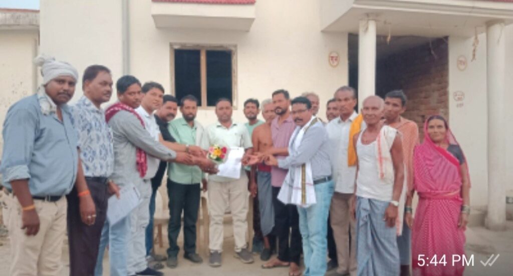 यादव समाज अध्यक्ष संतोष यादव द्वारा सरपंच से यादव भवन बनाने हेतु भूमि की कि गई मांग