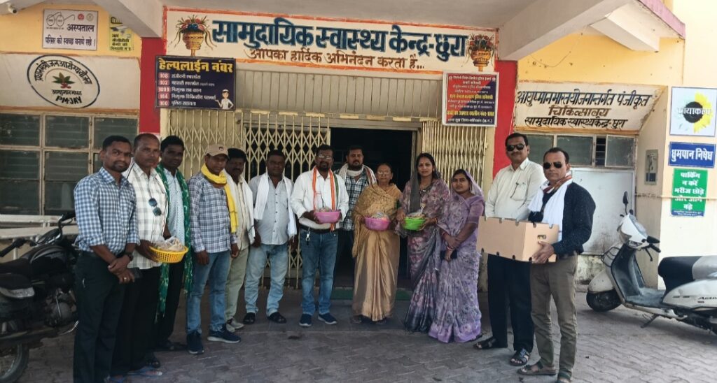 विधायक जनक ध्रुव के जन्मदिन पर कांग्रेसियों ने मरीजों को बांटे फल, दीर्घायु की कामना,