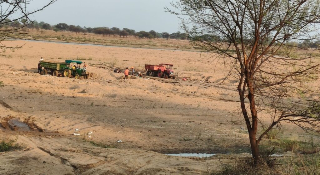 रात के अंधेरे में धड़ल्ले से चल रहा रेत का काला कारोबार, प्रशासन की कार्रवाई पर उठे सवाल
