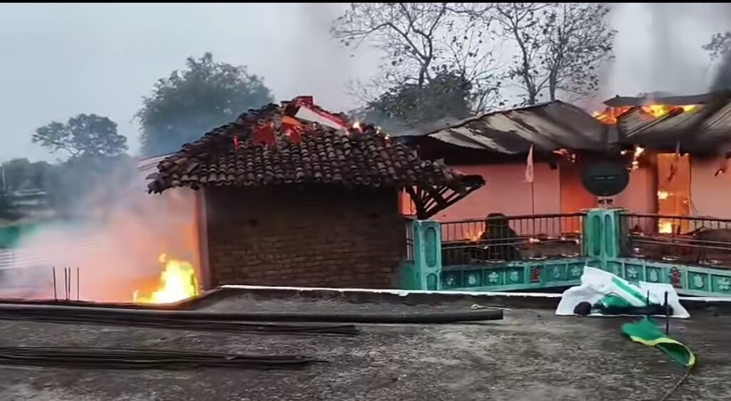 आकाशीय बिजली गिरने से घर में लगी भीषण आग, लाखों का सामान जलकर खाक, एक महिला झुलसी