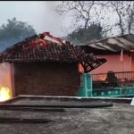 आकाशीय बिजली गिरने से घर में लगी भीषण आग, लाखों का सामान जलकर खाक, एक महिला झुलसी
