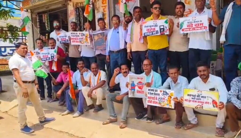 नगर पंचायत टुंडरा में महंगाई के खिलाफ कांग्रेस का हल्लाबोल, पेट्रोल-डीजल की मूल्य वृद्धि और भाजपा की नीतियों पर साधा निशाना
