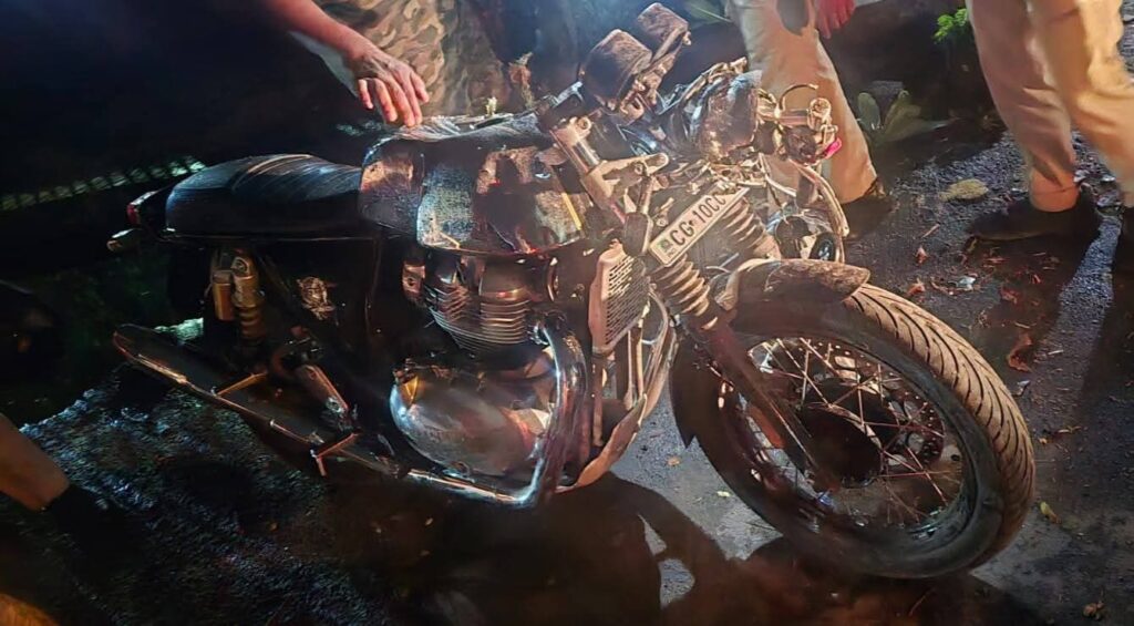 तेज रफ्तार का कहर: 20 वर्षीय युवक की दर्दनाक मौत 650 सीसी बुलेट अनियंत्रित होकर पेड़ से टकराई, अस्पताल में तोड़ा दम