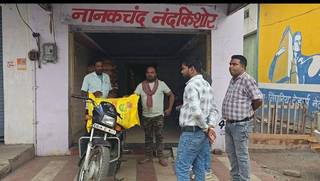 खाद की कालाबाजारी रोकने किसान बने कृषि उप संचालक, दुकानदार की मनमानी पर बड़ी कार्रवाई 266 रुपये की यूरिया 850 रुपये में बेचने की कोशिश, कृषि केंद्र सील