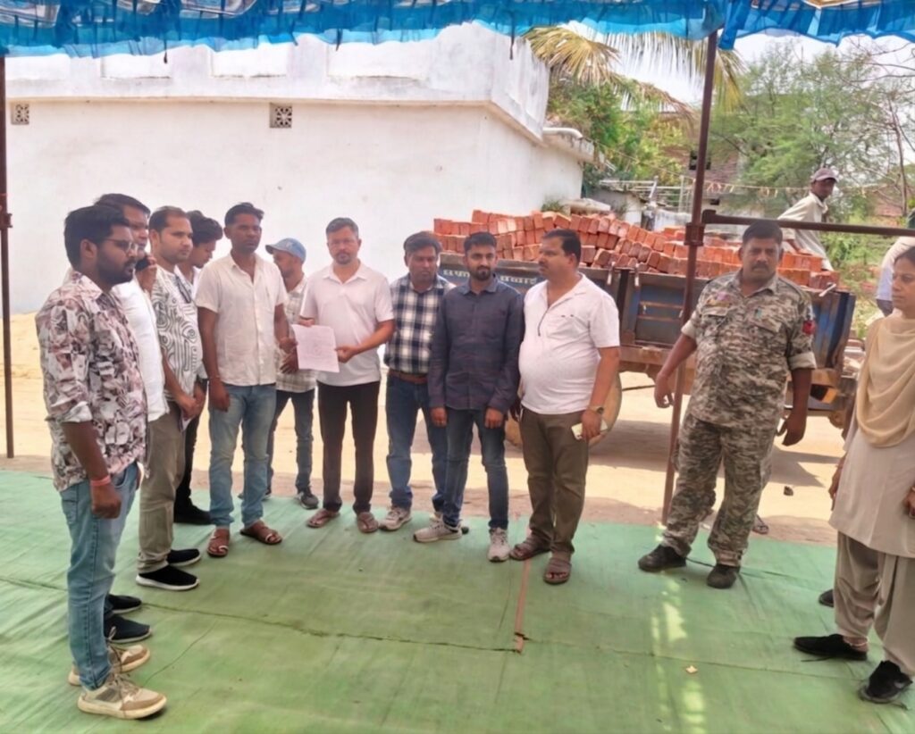 # जशपुर में खाद किल्लत के खिलाफ कांग्रेस का धरना-प्रदर्शन, किसानों की समस्याओं को लेकर सौंपा ज्ञापन
