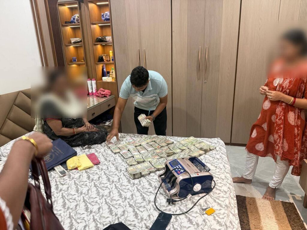 ऑपरेशन अंकुश के तहत ऑनलाइन क्रिकेट सट्टा सिंडिकेट पर रायगढ़ पुलिस की बड़ी कार्रवाई 31.99 लाख रुपये नगद, मोबाइल फोन एवं नोट गिनने की मशीन जब्त
