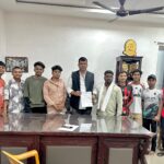 खेल मैदान कसडोल में खिलाड़ियों के लिए दो हाई मास्ट लाइट की मांग जिला युवा कांग्रेस उपाध्यक्ष भावेश यादव ने विधायक संदीप साहू को सौंपा ज्ञापन
