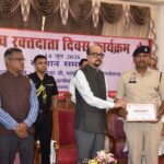विश्व रक्तदान दिवस पर गरियाबंद पुलिस के आरक्षक अखिलेश वैष्णव राज्यपाल के हाथों सम्मानित, 50वें रक्तदान पर मिला गौरवपूर्ण सम्मान,